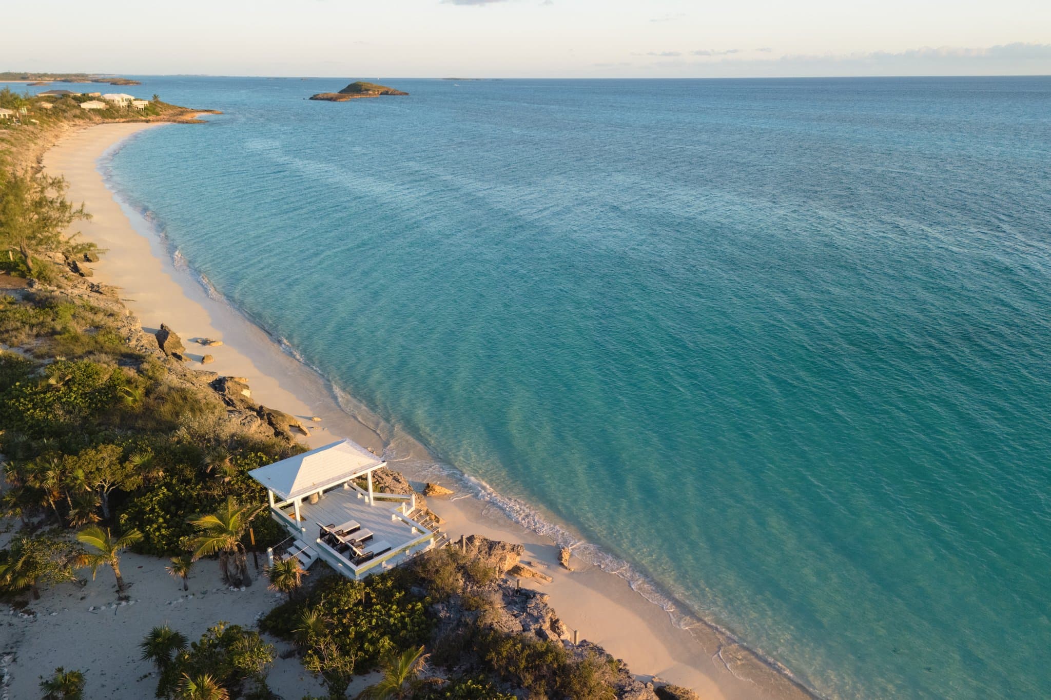 Dream Cove Cottage interior with king bed and kitchenette — Sugar Beach Villa